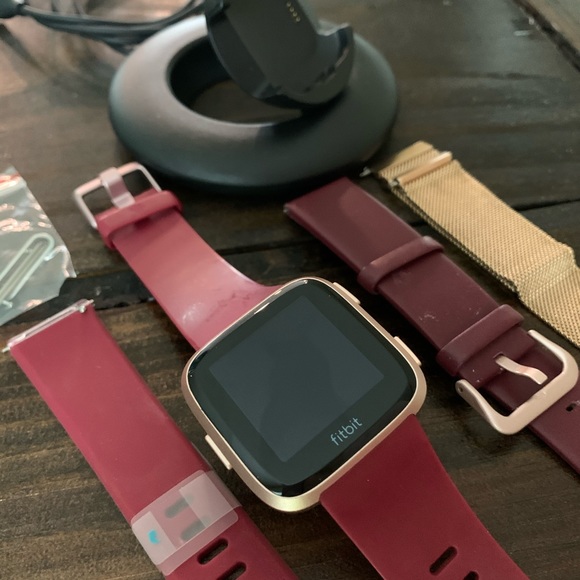 Fitbit Versa Smartwatch with Charger and Bands - Picture 4 of 6